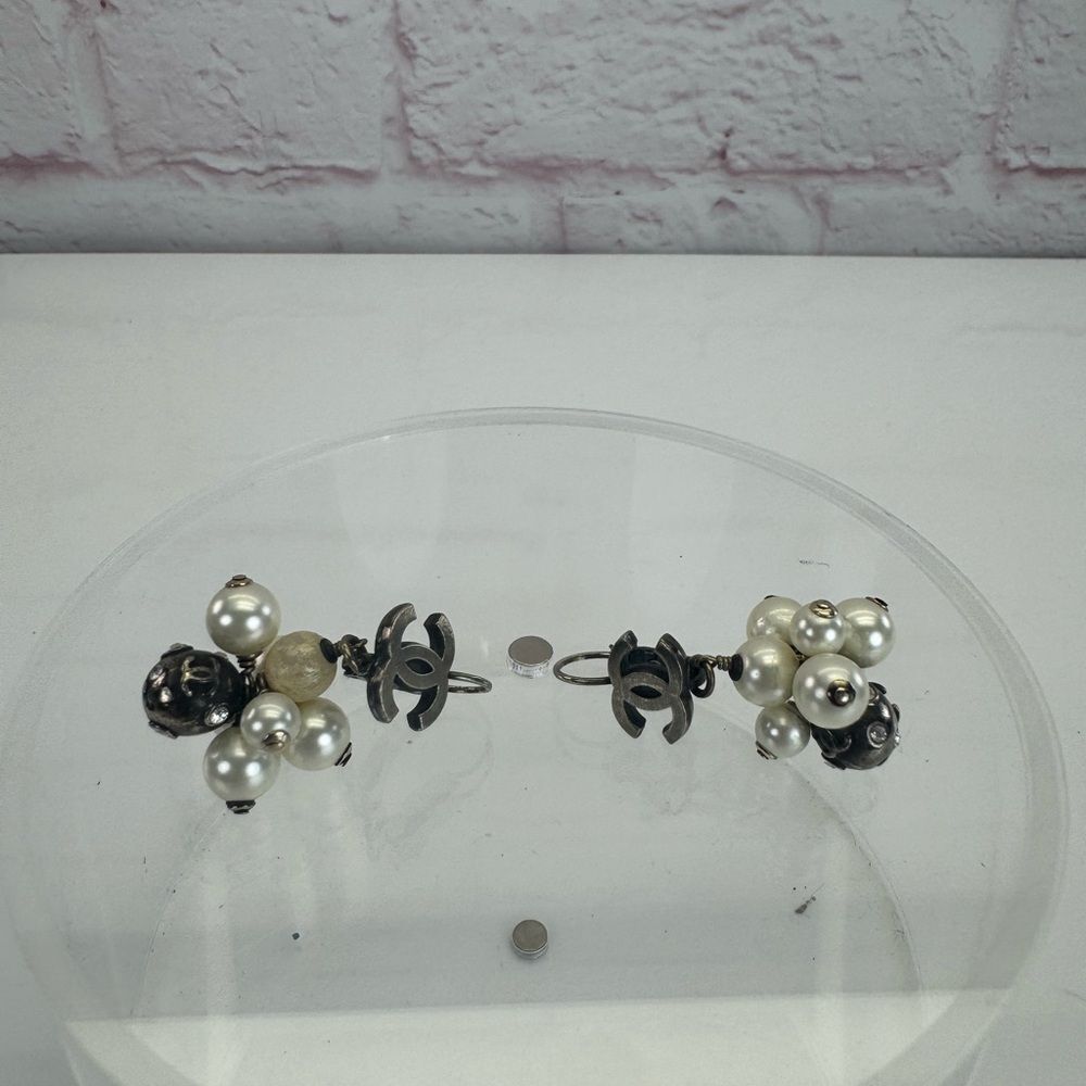 Chanel 04 A Vintage Elegant Pearl Cluster Earrings - Picture 12 of 12